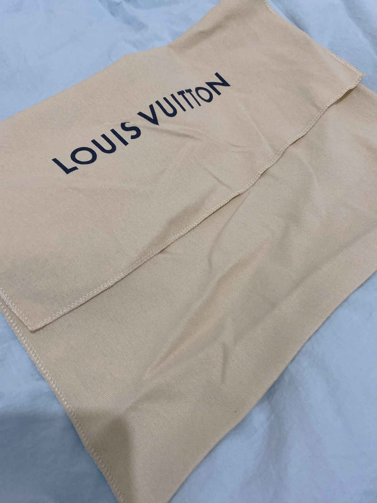 LV最新防塵袋，時(shí)尚界的秘密武器，保護(hù)你的珍貴物品不受塵埃侵?jǐn)_??