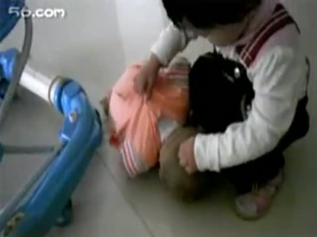 狂虐嬰兒視頻引發(fā)社會憤怒，道德和法律界限不可逾越