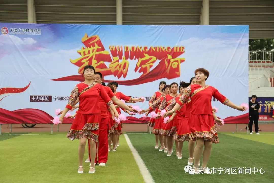 雪山姑娘的獨(dú)特風(fēng)情，最新水兵舞在小巷深處的展現(xiàn)