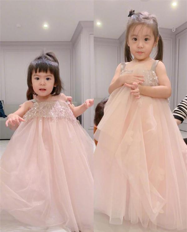 賈靜雯布布最新照片,賈靜雯布布最新照片，時光中的優(yōu)雅女神