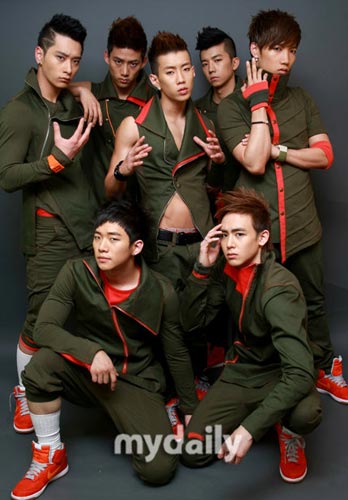 韓國2PM組合最新動態(tài)，小巷音樂風(fēng)暴與隱藏小店探秘