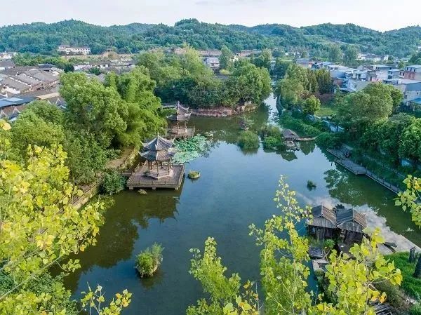 黃龍溪華僑城最新消息,黃龍溪華僑城最新消息，發(fā)展的雙刃劍效應(yīng)分析