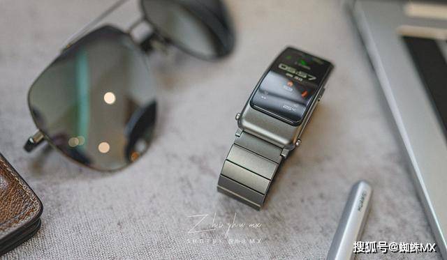 華為最新款手環(huán)，愛的日常，溫馨的陪伴紐帶