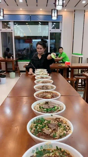 智能面食競(jìng)技盛宴，全新科技引領(lǐng)吃面條比賽風(fēng)潮！