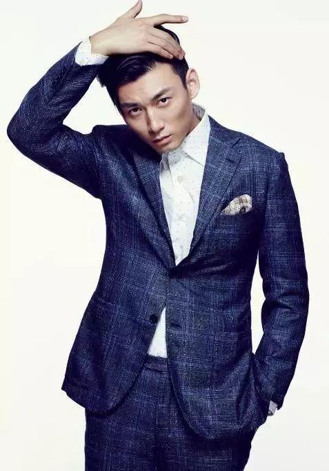 演員王翌舟，從舞臺(tái)到熒屏的自信成就之路