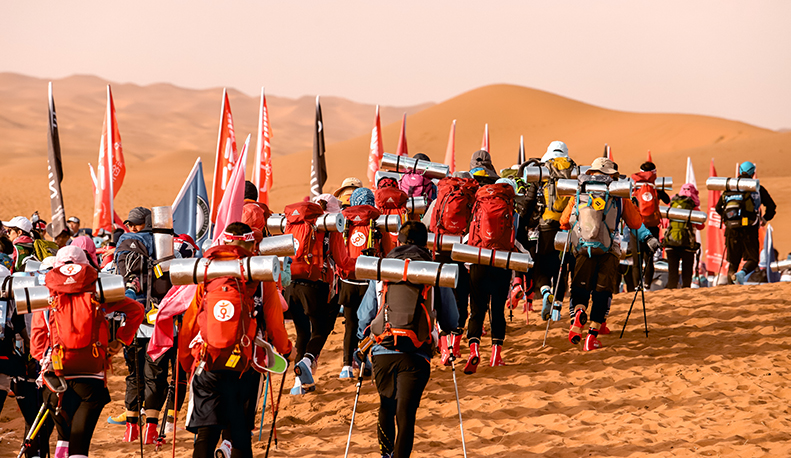 沙海競速，沙漠比賽中的歡樂與同伴時(shí)光