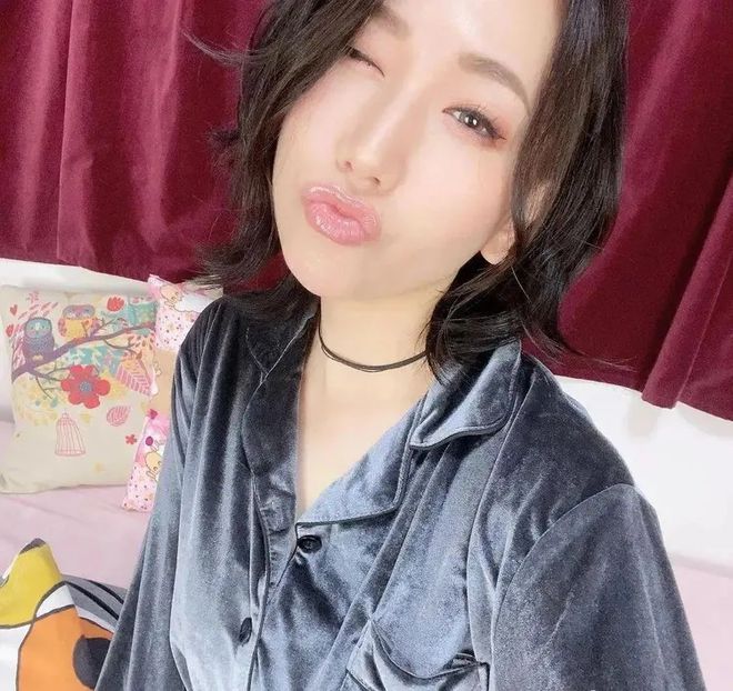 小巷深處的浪漫邂逅，佐山愛在愛情電影網(wǎng)中的故事