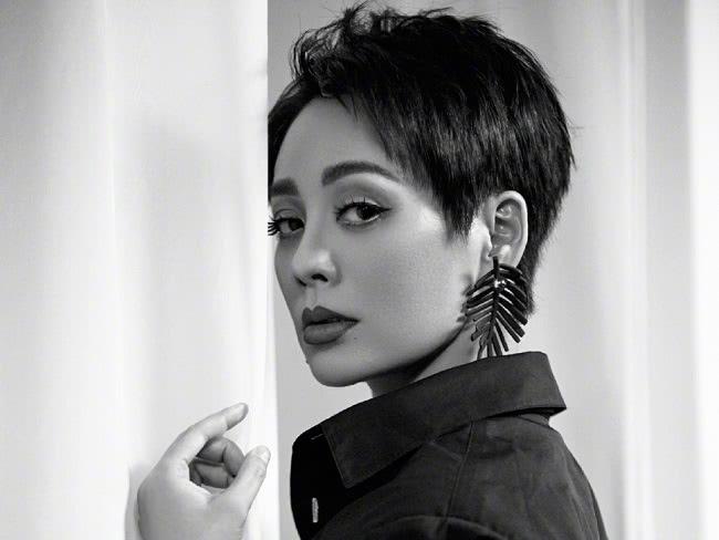 成旭演員，科技之光下的生活重塑者