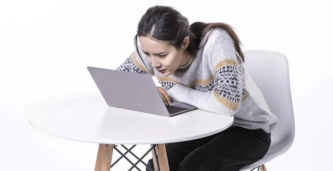 駝背男明星的人生舞臺(tái)，身體特征與星光熠熠的輝煌探索