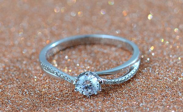 小巷深處的珠寶秘境之旅，探尋結(jié)婚鉆戒的價格