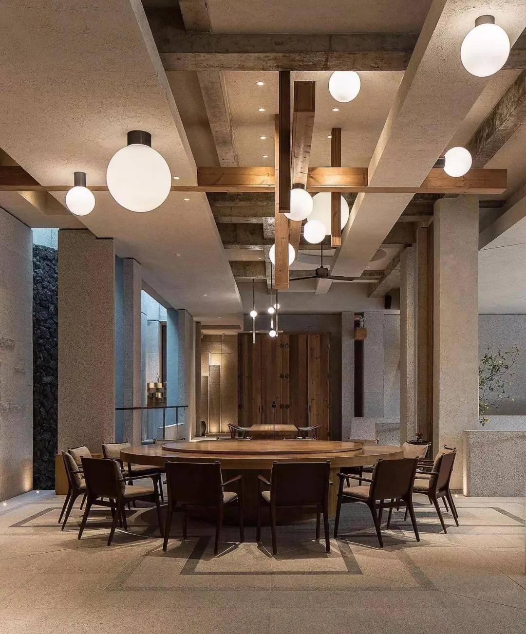 最新過道吊裝設計，小巷深處的獨特探索之旅