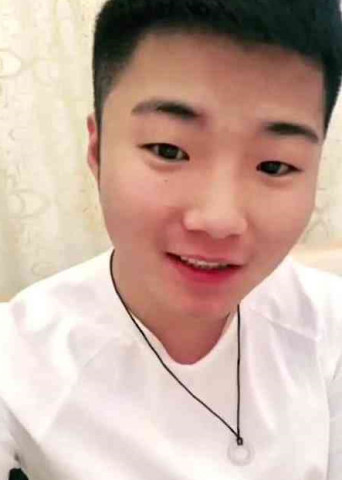 白小白最新時尚活力照片曝光，捕捉魅力瞬間