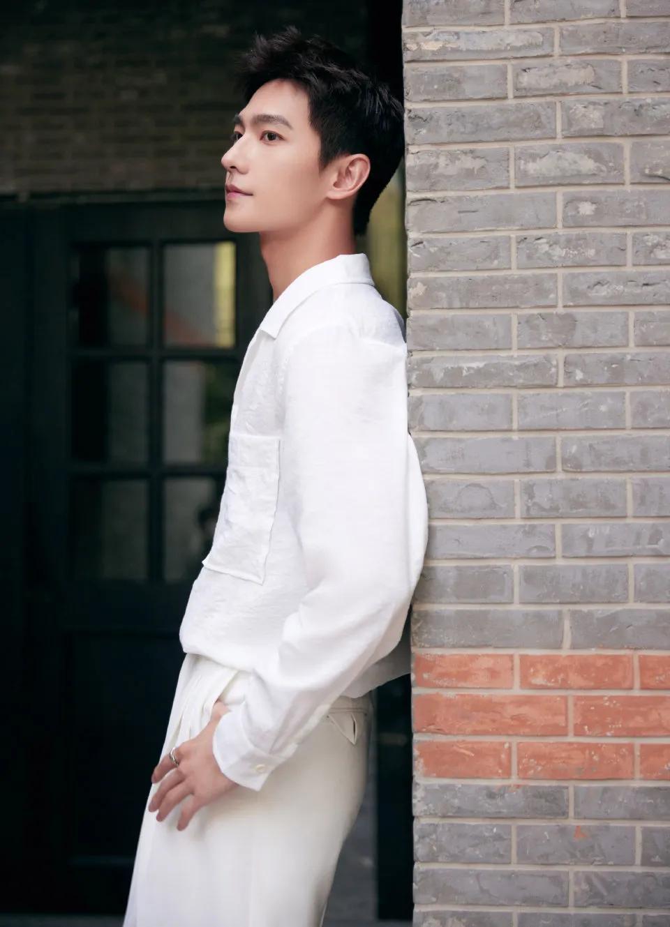 時尚套裝，自信與成就感的完美融合圖片展示