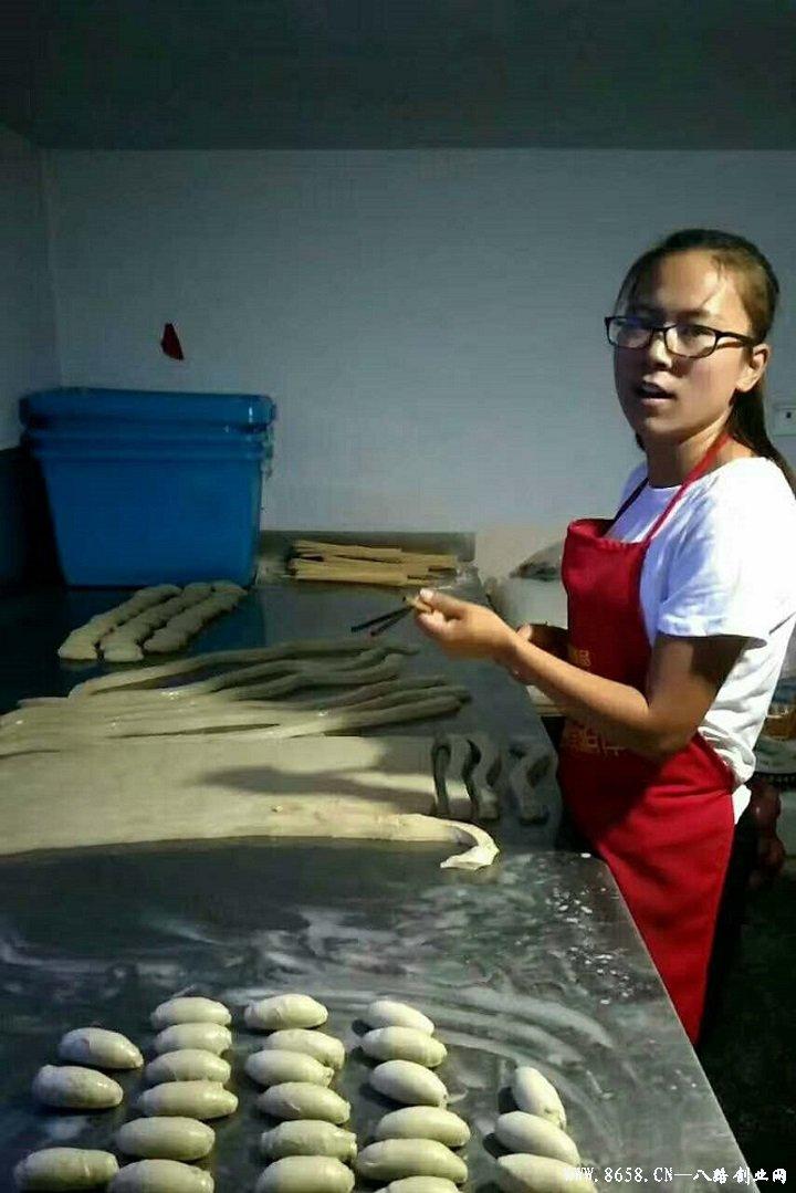 革新烘焙工藝，引領行業(yè)新潮流，最新烤面筋機亮相！