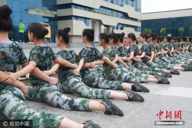 獨(dú)家揭秘，探索小巷深處的軍訓(xùn)新風(fēng)尚——2025軍訓(xùn)最新視頻亮相！