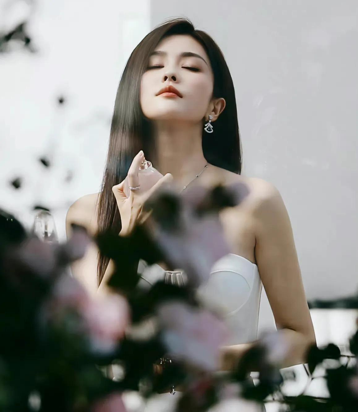 劉雯最新壁紙，時尚魅力的完美展現(xiàn)